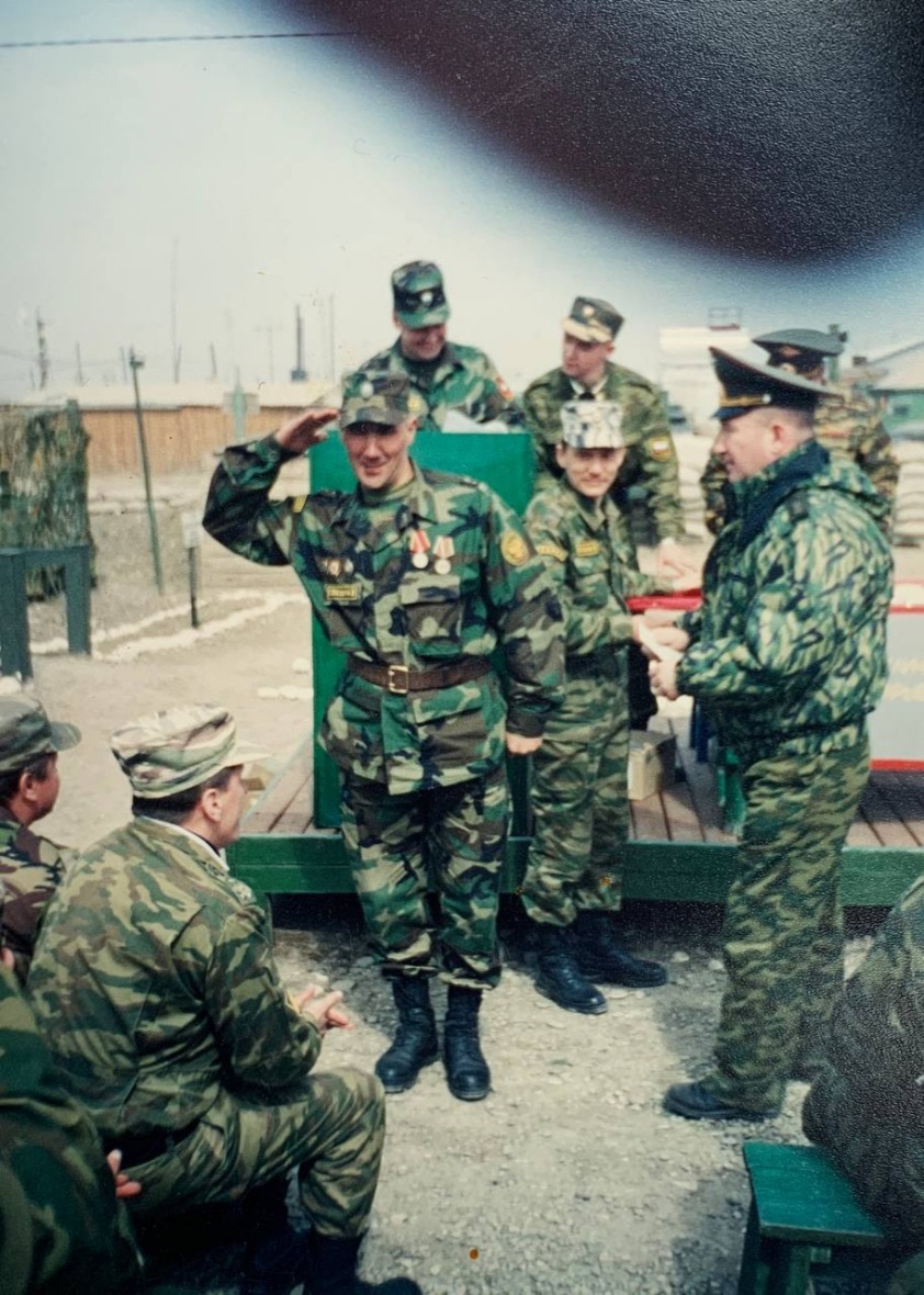 Награждение Анатолия Мягкова во время второй кампании в Чечне